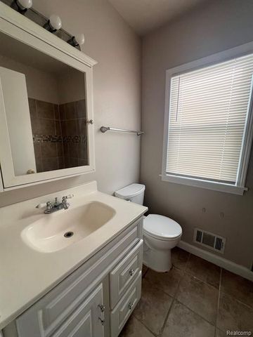 429 E Milton Avenue, Hazel Park, MI 48030