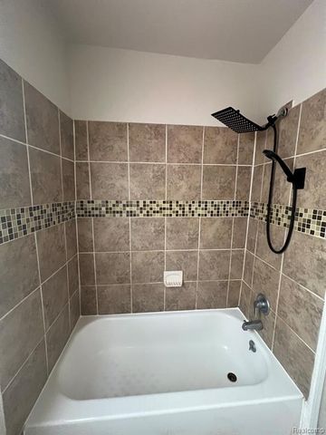 429 E Milton Avenue, Hazel Park, MI 48030