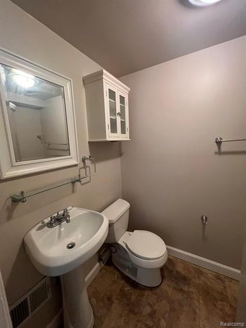 429 E Milton Avenue, Hazel Park, MI 48030