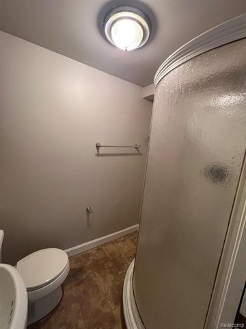 429 E Milton Avenue, Hazel Park, MI 48030