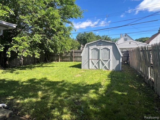 429 E Milton Avenue, Hazel Park, MI 48030