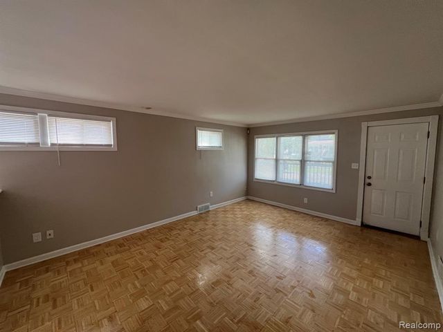 429 E Milton Avenue, Hazel Park, MI 48030