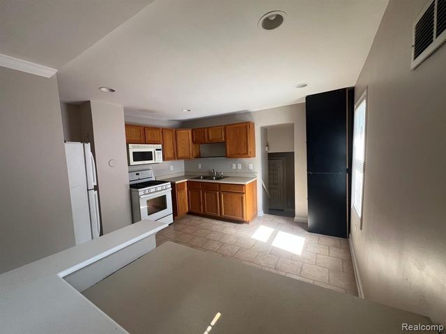 429 E Milton Avenue, Hazel Park, MI 48030