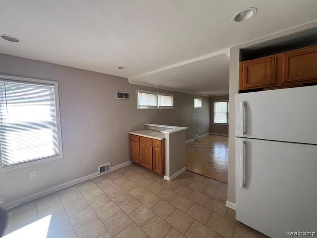 429 E Milton Avenue, Hazel Park, MI 48030