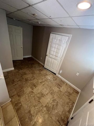 429 E Milton Avenue, Hazel Park, MI 48030