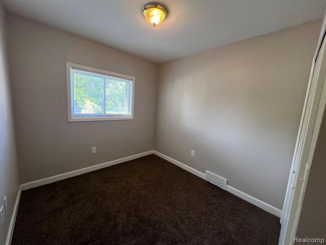 429 E Milton Avenue, Hazel Park, MI 48030