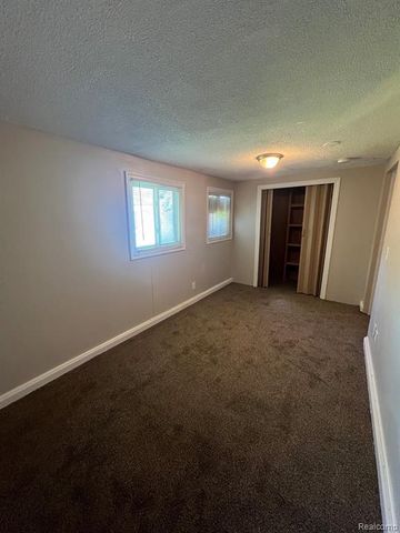 429 E Milton Avenue, Hazel Park, MI 48030