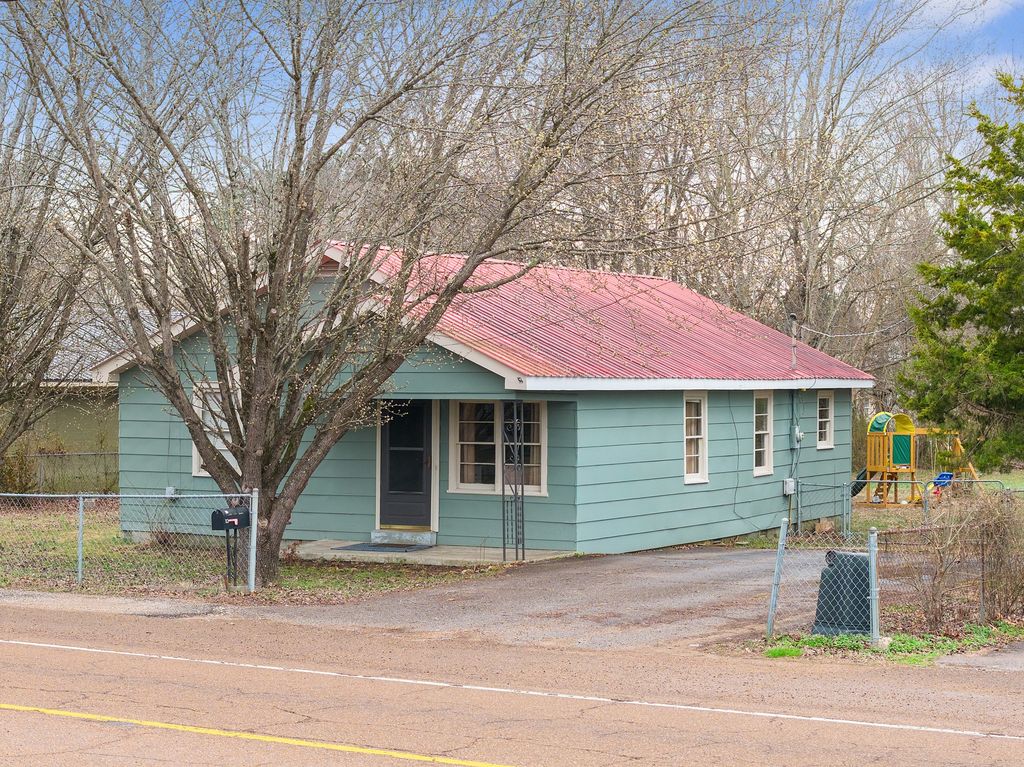 750 Tennessee Ave, S, Parsons, TN 38363