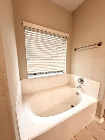 107 W Spindle Tree Circle, The Woodlands, TX 77382