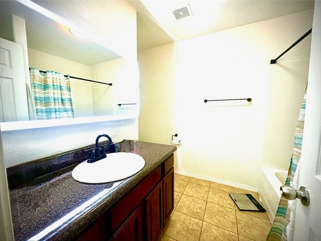 1214 Queensbury Street, Lowell, AR 72745