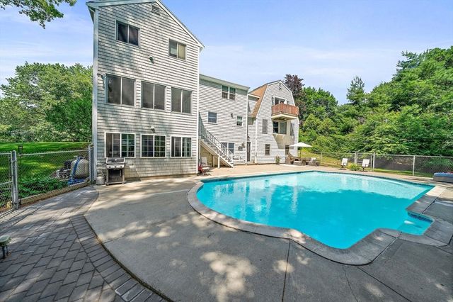 89 Sunset Way, Pembroke, MA 02359