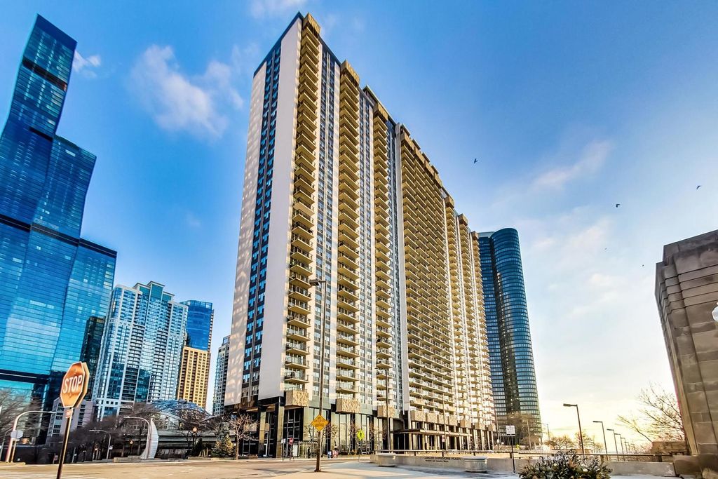 400 E RANDOLPH Street 3722, Chicago, IL 60601