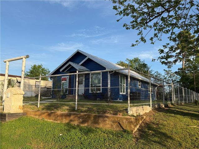 306 Moss Avenue, Hearne, TX 77859