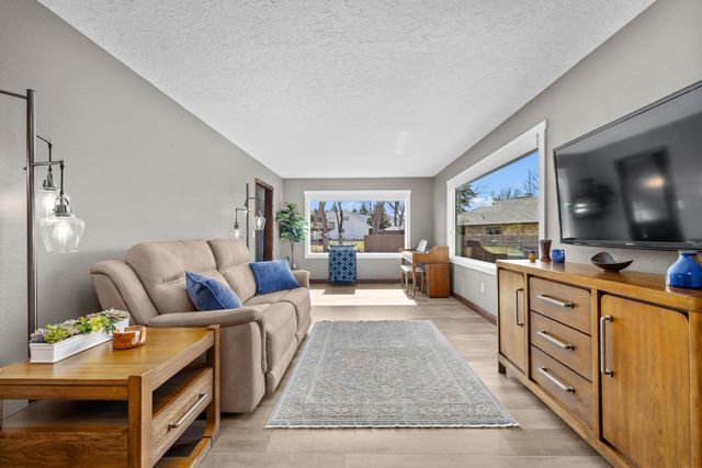 1821 TAMMY DR. SW, Minot, ND 58701