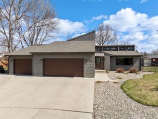 1821 TAMMY DR. SW, Minot, ND 58701