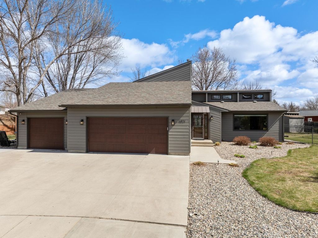 1821 TAMMY DR. SW, Minot, ND 58701