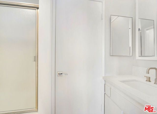 622 S Barrington Avenue 304, Los Angeles, CA 90049