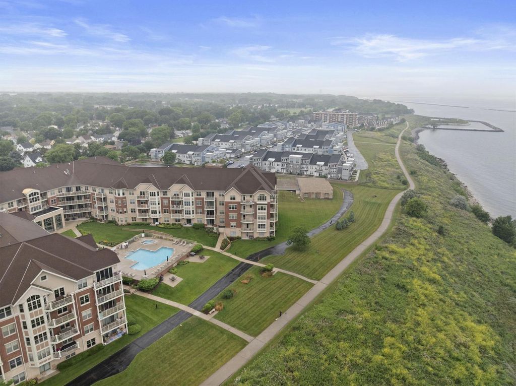 4120 S Lake DRIVE #263, Saint Francis, WI 53235