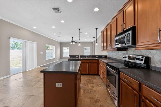 1833 MIRA LAGO CIRCLE, Ruskin, FL 33570