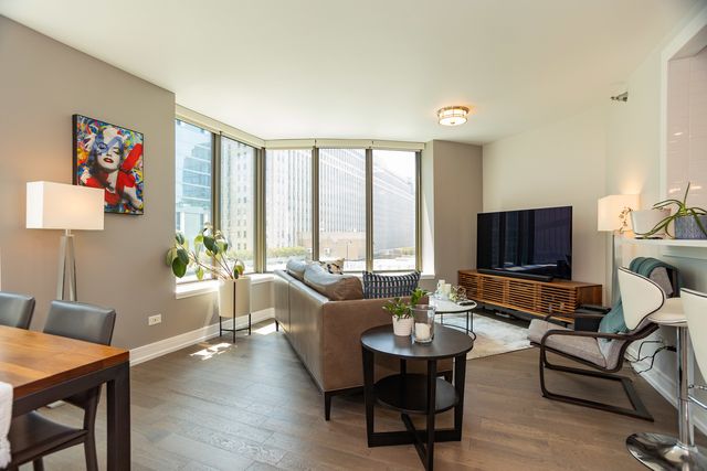 400 N LaSalle Drive 907, Chicago, IL 60654