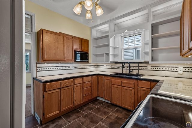 1273 SW Harrison ST, Topeka, KS 66612