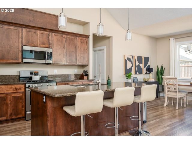 519 Nw HILLCREST Dr, Dallas, OR 97338