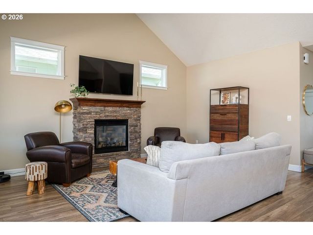 519 Nw HILLCREST Dr, Dallas, OR 97338