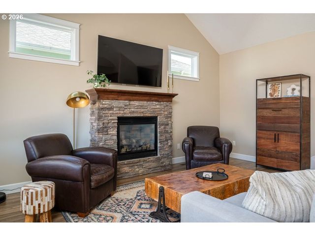 519 Nw HILLCREST Dr, Dallas, OR 97338