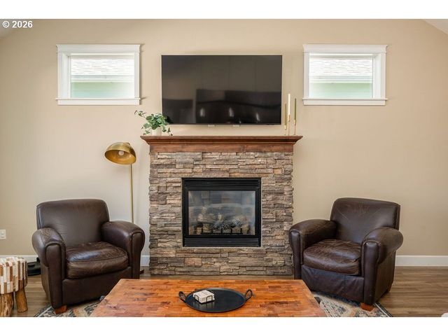 519 Nw HILLCREST Dr, Dallas, OR 97338