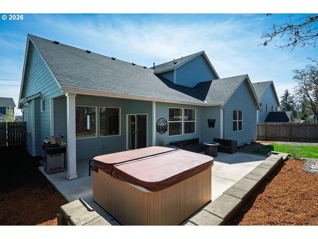 519 Nw HILLCREST Dr, Dallas, OR 97338