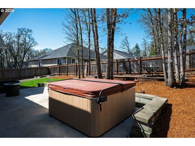 519 Nw HILLCREST Dr, Dallas, OR 97338