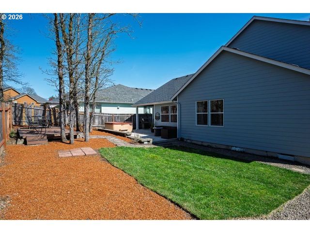 519 Nw HILLCREST Dr, Dallas, OR 97338