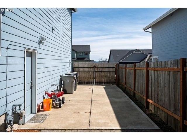 519 Nw HILLCREST Dr, Dallas, OR 97338