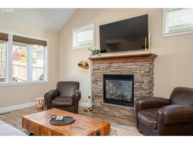 519 Nw HILLCREST Dr, Dallas, OR 97338