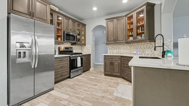 4506 Legends Bay Drive, Baytown, TX 77523