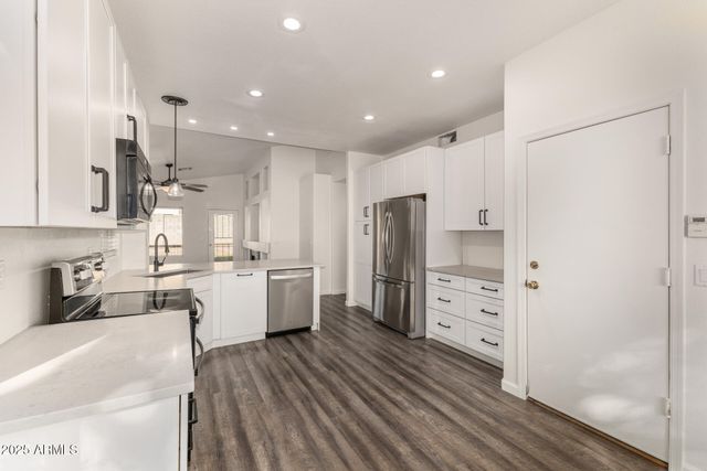 8006 W SALTER Drive, Peoria, AZ 85382