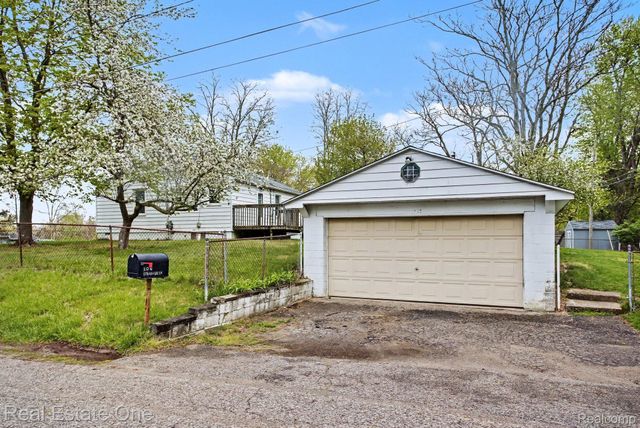 206 Steadfield Street, Commerce Charter Township, MI 48382