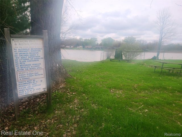 206 Steadfield Street, Commerce Charter Township, MI 48382