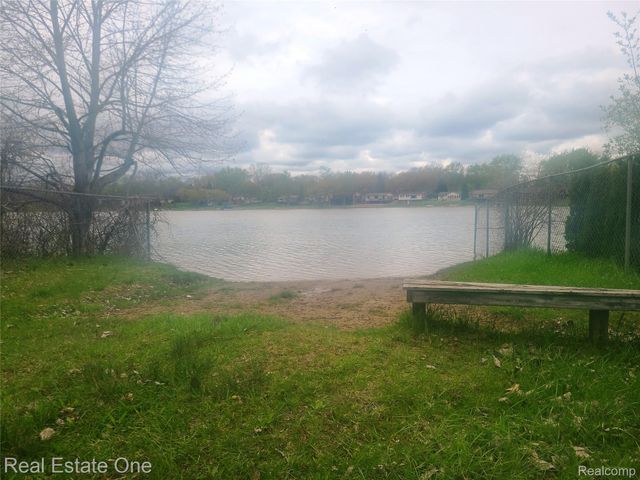 206 Steadfield Street, Commerce Charter Township, MI 48382