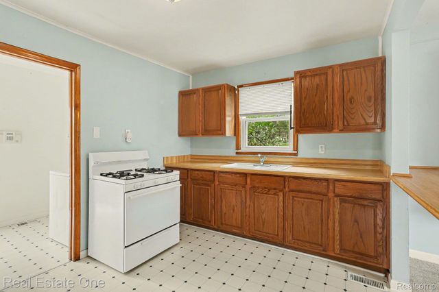 206 Steadfield Street, Commerce Charter Township, MI 48382
