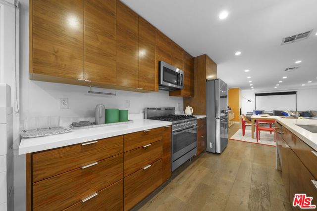 848 N Las Palmas Avenue, Los Angeles, CA 90038