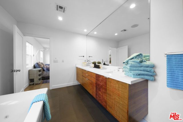 848 N Las Palmas Avenue, Los Angeles, CA 90038