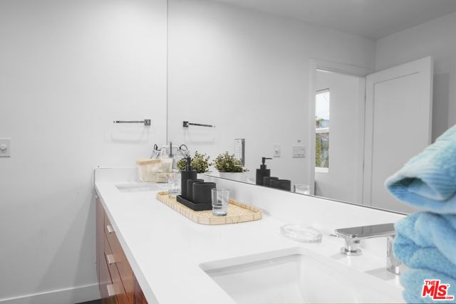 848 N Las Palmas Avenue, Los Angeles, CA 90038