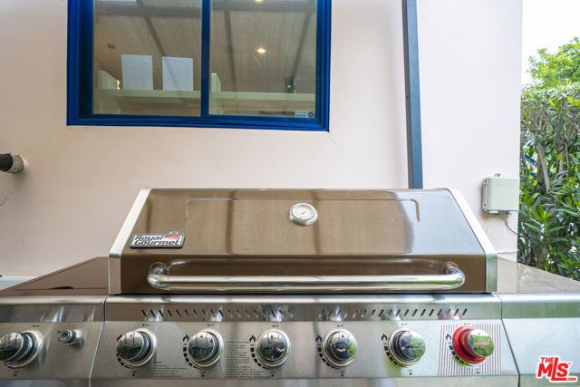 848 N Las Palmas Avenue, Los Angeles, CA 90038