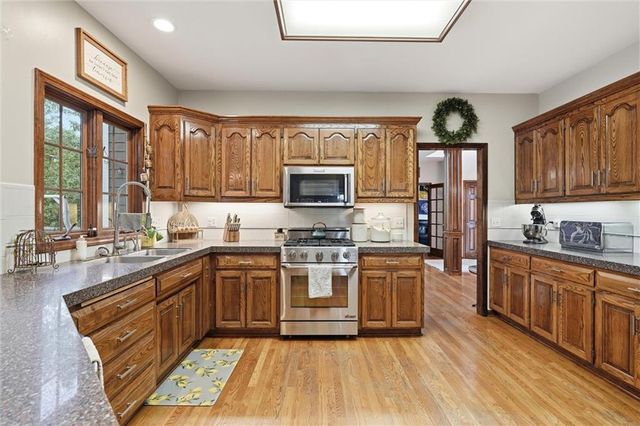 809 Cottonwood Place, Liberty, MO 64068