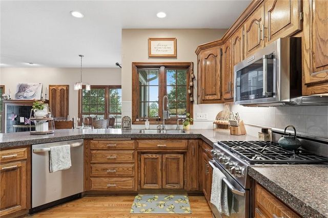 809 Cottonwood Place, Liberty, MO 64068