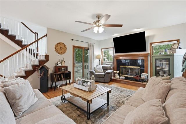 809 Cottonwood Place, Liberty, MO 64068