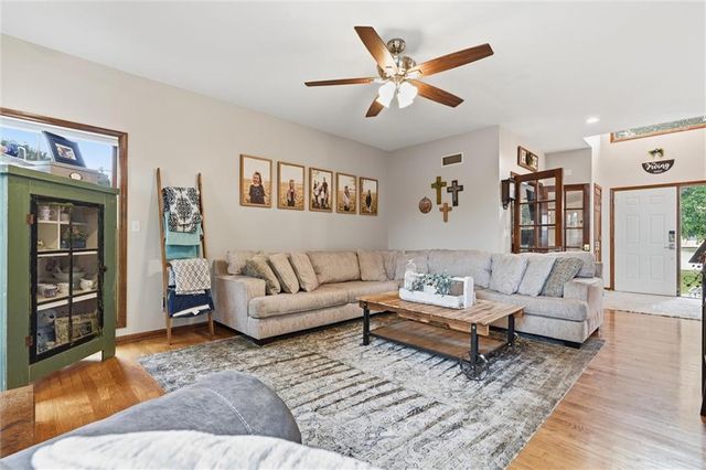 809 Cottonwood Place, Liberty, MO 64068