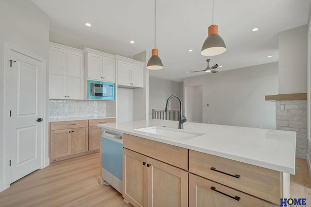 9121 White Horse Way, Lincoln, NE 68520