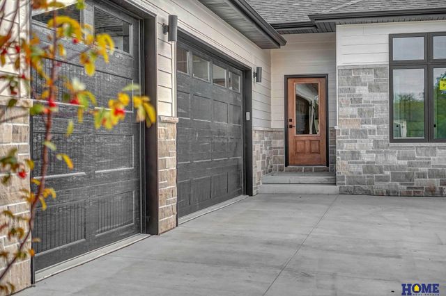 9121 White Horse Way, Lincoln, NE 68520